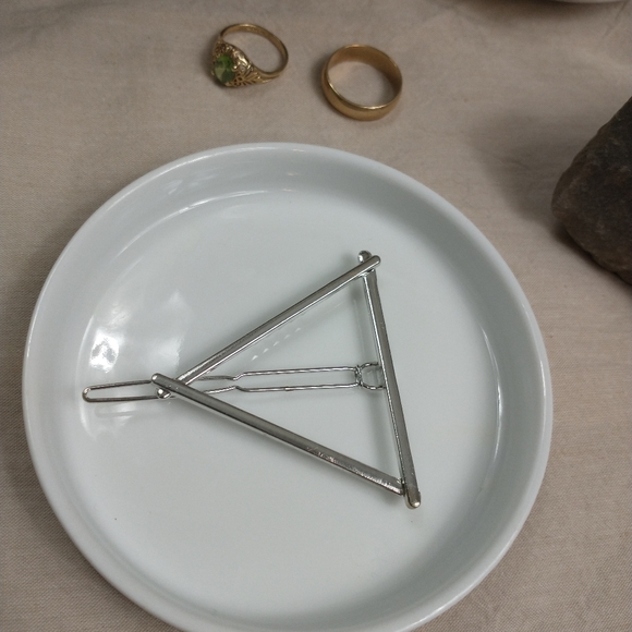 2pc Minimalist Triangle Hair Clips - Picture 3 of 3